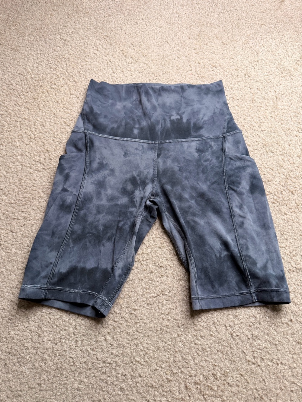 Lululemon Womens Biker Shorts in Gray Pattern Size 4